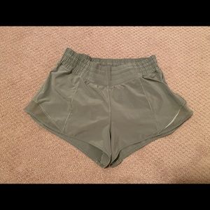 Lululemon hotty hot 2.5” Rosemary green shorts size 6